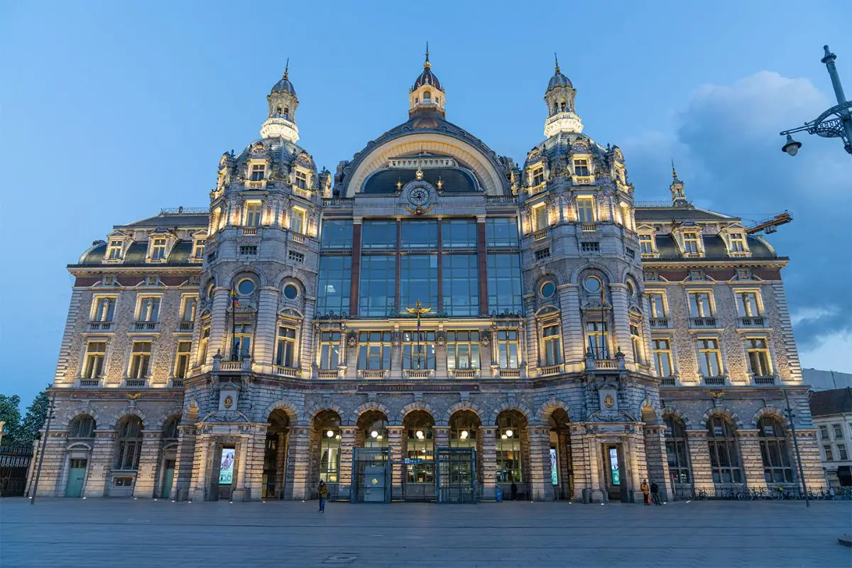 15 of the World's Most Beautiful Train Stations